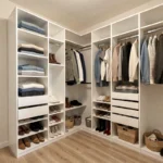 Dressing modulable blanc Brico Dépôt avec étagères ouvertes, penderie et tiroirs organisés dans une chambre moderne