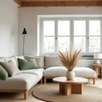 Salon scandinave épuré avec canapé en lin, table basse en chêne et herbes de pampa séchées dans un vase en céramique