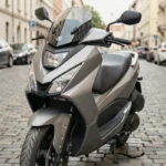 Yamaha XMAX 125 garé en ville vue trois quarts avant, version standard non débridée